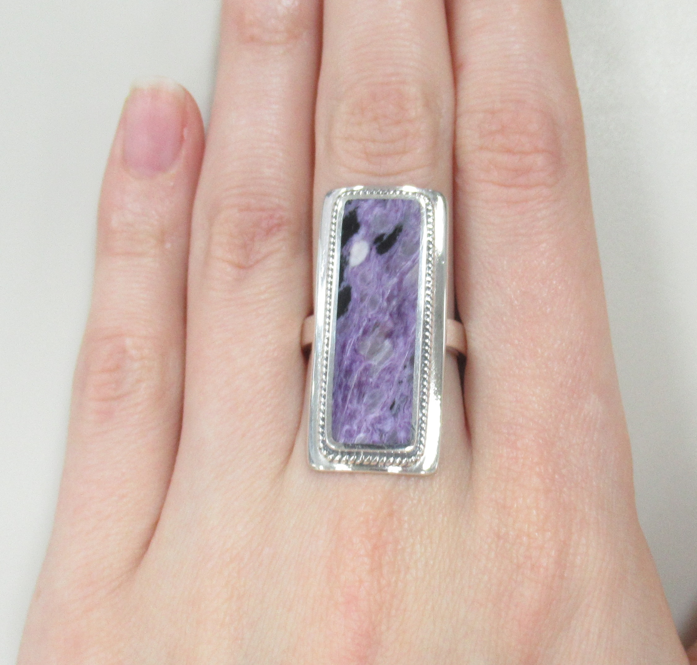 Серебряное кольцо с чароитом